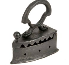 Vintage Coal Sad Iron Press Iron Tone Pot Metal with Small Latch