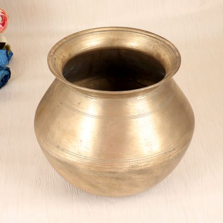 Beautiful Vintage Finest Brass Pot in Plain Brown Finish for Decor