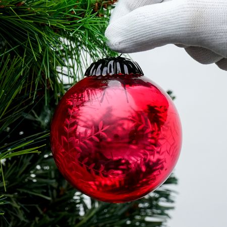 Set Of 4 Piece Red Round Leaf Cut Christmas Hanging